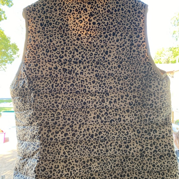 Brand new Amazon essentials cheetah puffer vest - Picture 3 of 5